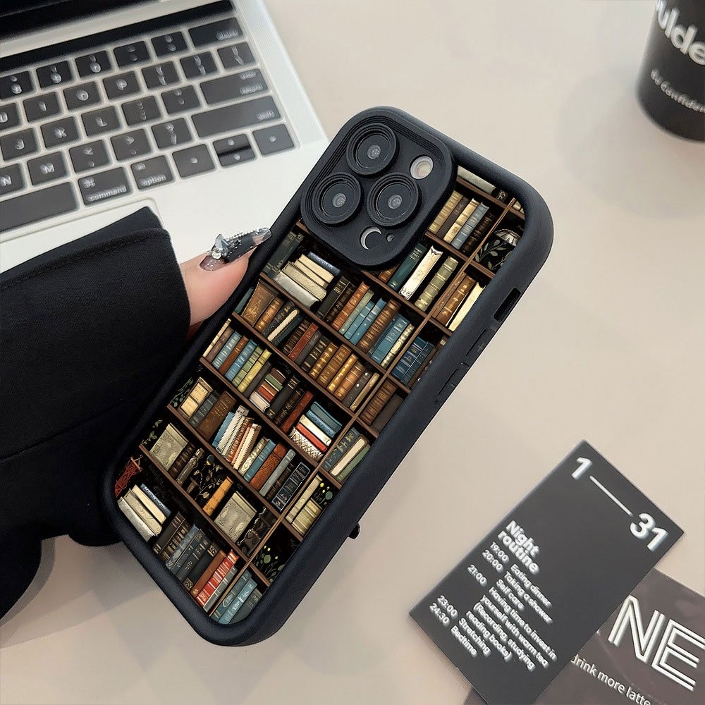 Bookshelf - เคสโทรศัพท์ลายชั้นวางหนังสือสุดสร้างสรรค์ สำหรับ iPhone 17 11 12